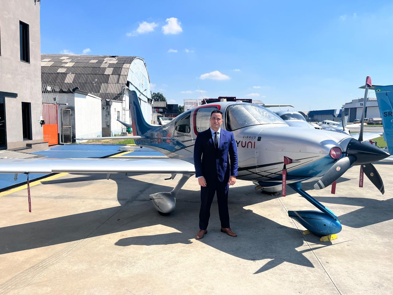 Chauffeur ao lado de aeronave particular